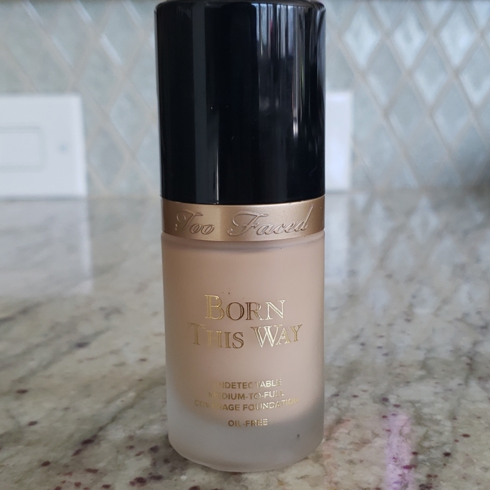 Too Faced Born This Way in Snow